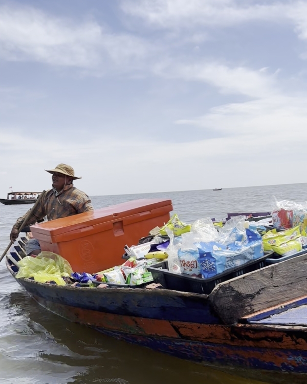 湖上のコンビニエンスストア<br class=sp_only>ボートを見ると近づいてきます