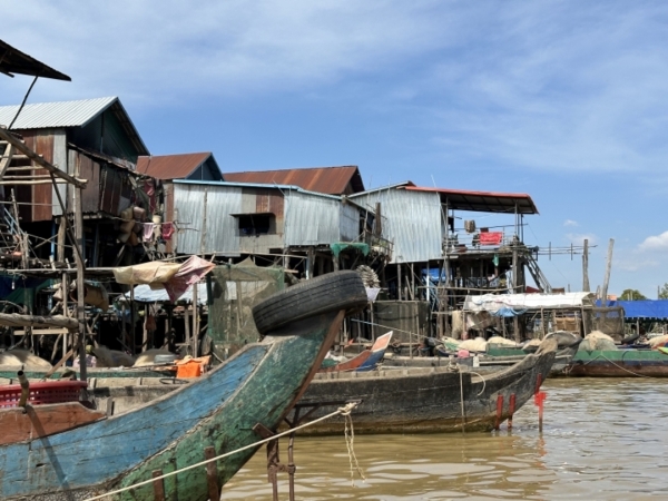 トレンサップ湖の湖上に建つ街<br class=sp_only>カンポンプロを訪問しました