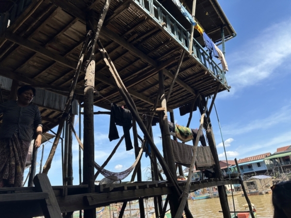 船で到着した時の写真です。<br class=sp_only>お出迎えのお母さんを見上げる構図