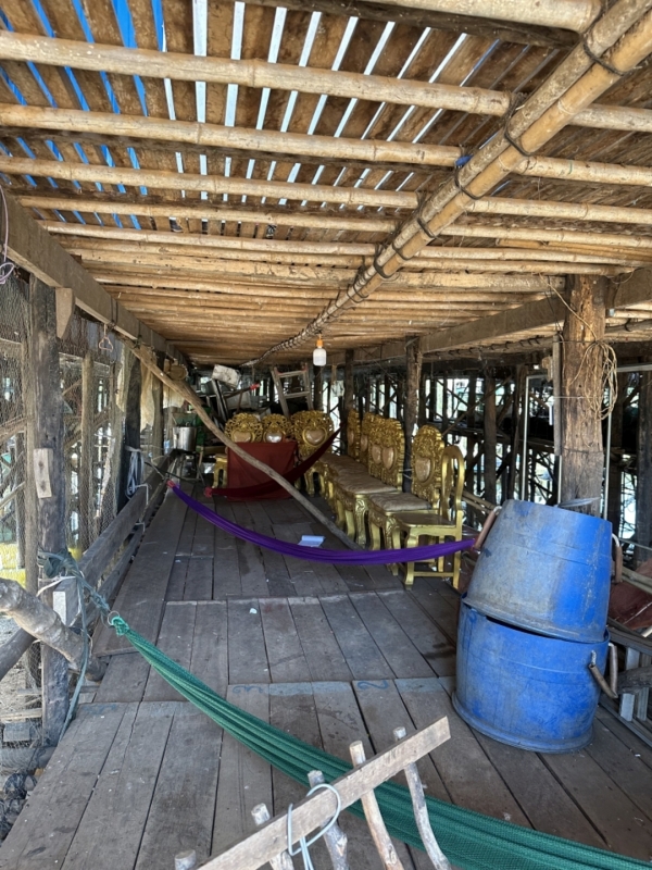 高床式住居の２階部分です。<br class=sp_only>上が生活スペース、<br class=sp_only>下が土台の柱です