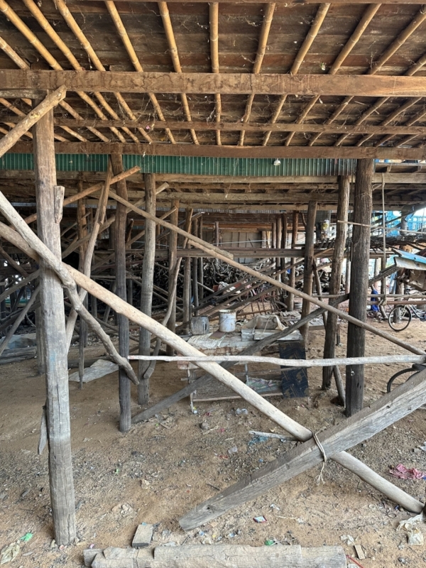 １階部分です。<br class=sp_only>木の柱で家を支えています。<br class=sp_only>乾季で水がありません