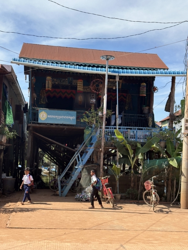 道路側から見た住居です<br class=sp_only>裏の湖が見えています