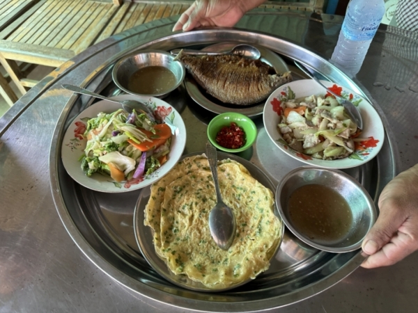 ローカルなお昼を頂きました。<br class=sp_only>トレンサップ湖のお魚です