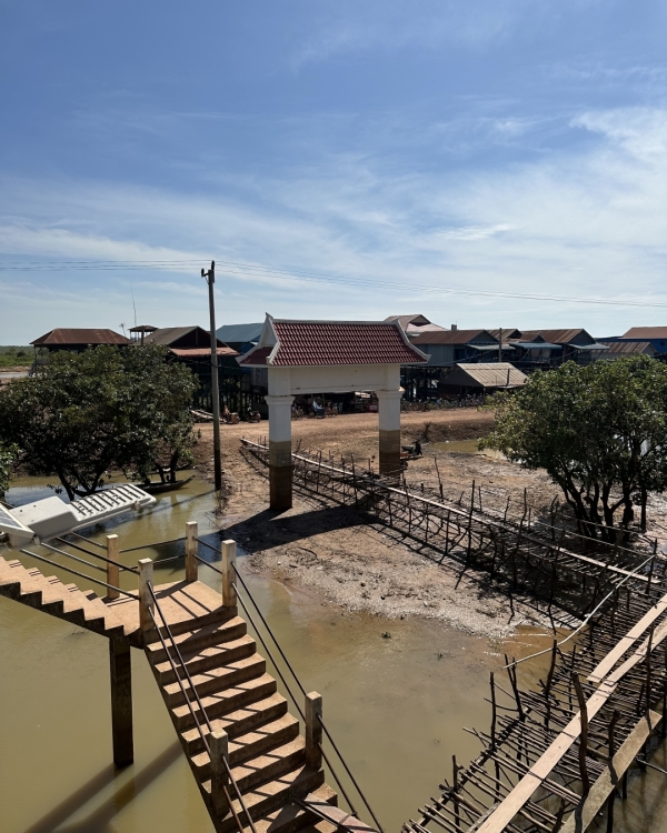 写真の日は乾季で水が少ないです<br class=sp_only>増水で橋が流されることもあります