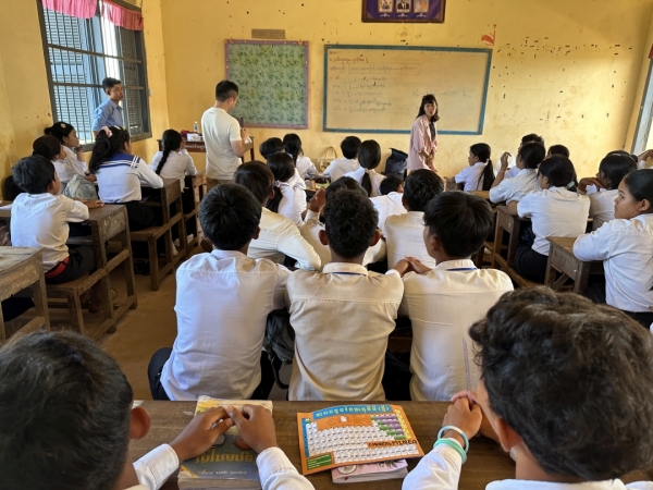 文化交流の授業を行った後、<br class=sp_only>文房具を寄付させて頂きました