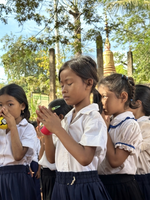 みんな仏教徒です。<br class=sp_only>お祈りは欠かせません。