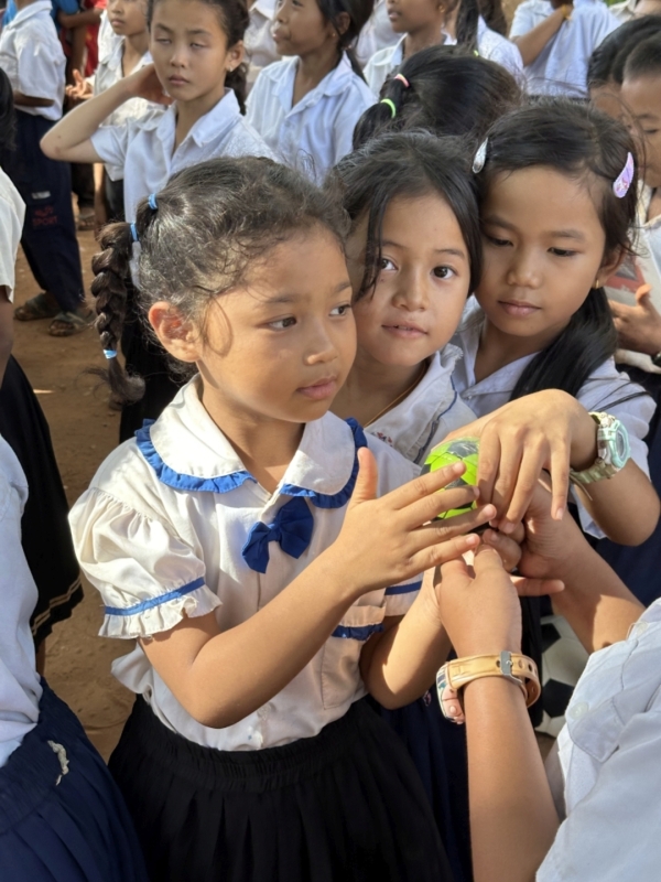 1つの小さなボールでも<br class=sp_only>みんなでシェアして遊びます