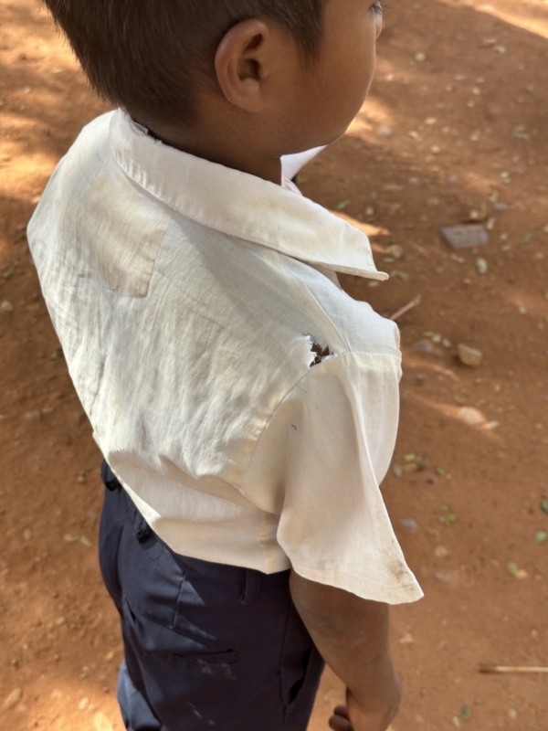 みんなの服は、どこか破れたり<br class=sp_only>ほつれたり、しています。