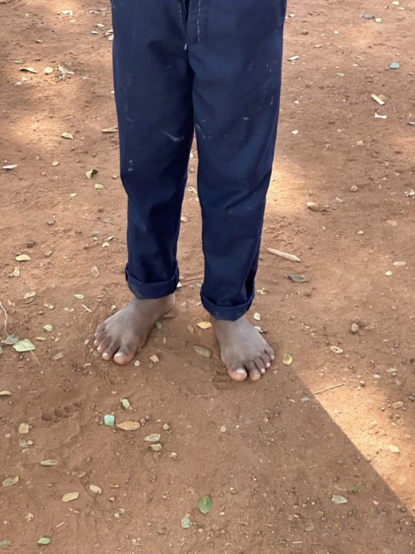 使い古したサンダルや<br class=sp_only>はだしの子供が沢山います