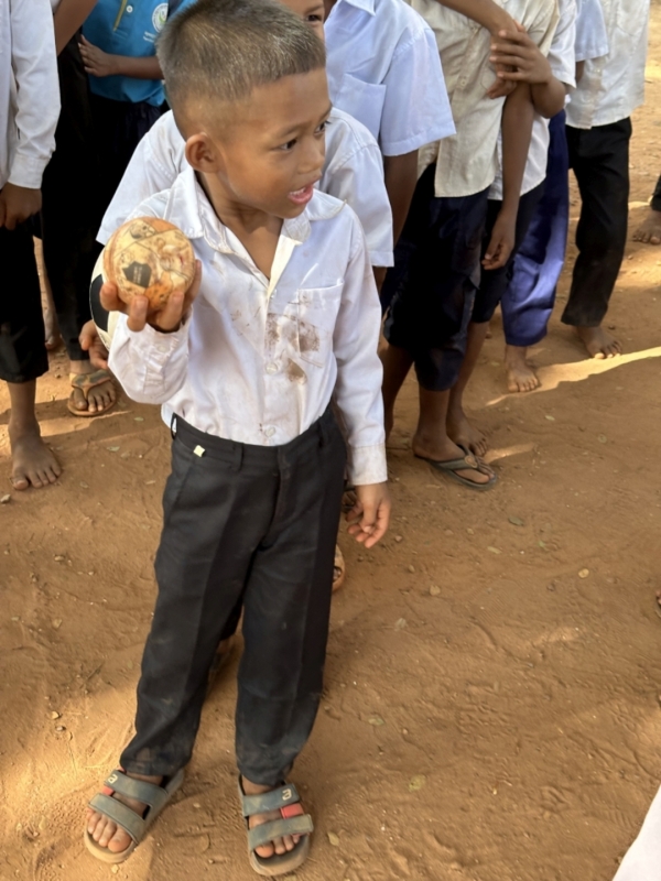 破れたぼろぼろのボールでも<br class=sp_only>大事そうに持っています