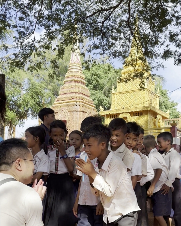 パゴダの横の小学校で、<br class=sp_only>子供たちに文房具を寄付しました