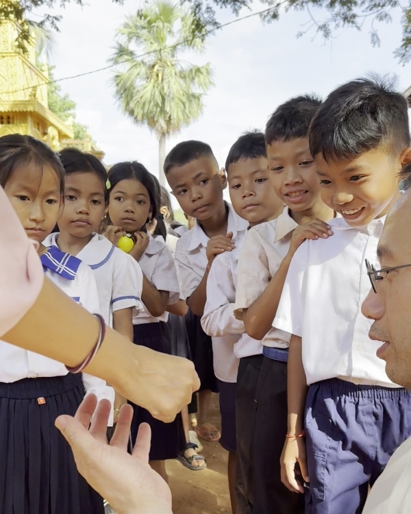 日本から寄付された文房具を見て、<br class=sp_only>みんなとても嬉しそうでした