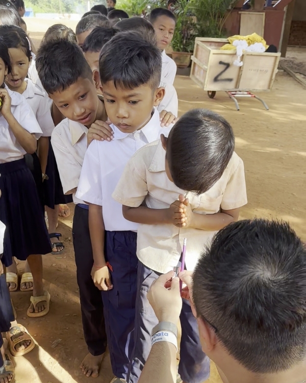 子供たちが、文房具をもらう時、<br class=sp_only>とても丁寧なお辞儀をしてくれます