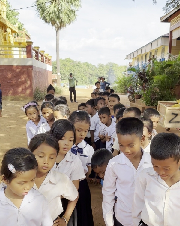 文房具の寄付に興味津々ですが、<br class=sp_only>ちゃんと綺麗に列に並びます