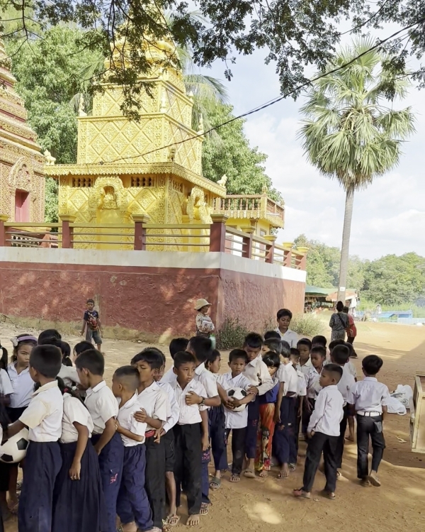 さっきまで遊んでいた広場には、<br class=sp_only>子供たちの長蛇の列ができました