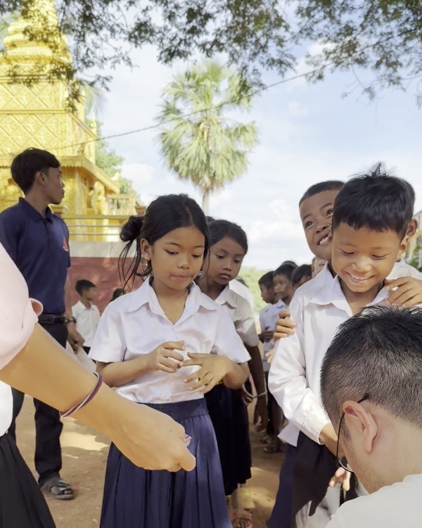 鉛筆１つ、ノート１冊に、<br class=sp_only>とても素敵な笑顔を見せてくれます