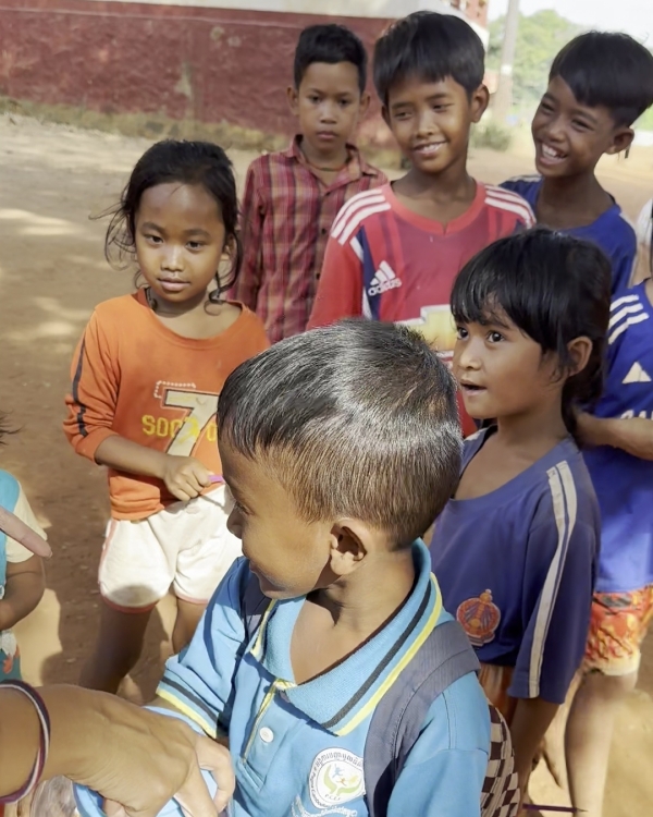 学用品が買えず学校に通えない子や<br class=sp_only>小さい子にもプレゼントしました