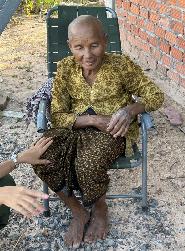 シェムリアップで生まれたおばあちゃん<br class=sp_only>新しい生活は大変です。