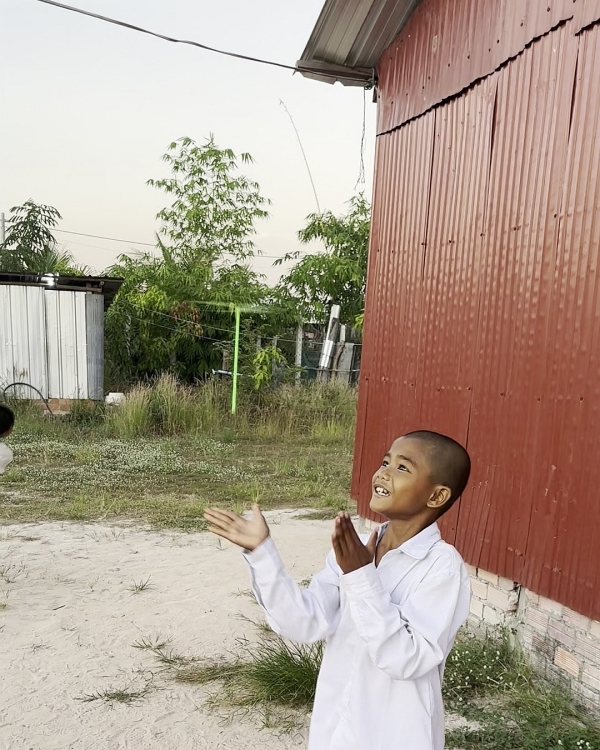 竹とんぼで遊ぶシェムリアップの子供