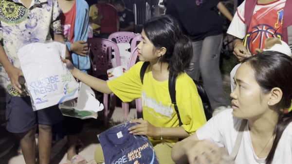 Tシャツをもらって喜ぶ子供