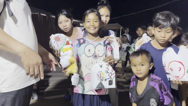 ぬいぐるみをもらって、満面の笑みを浮かべています