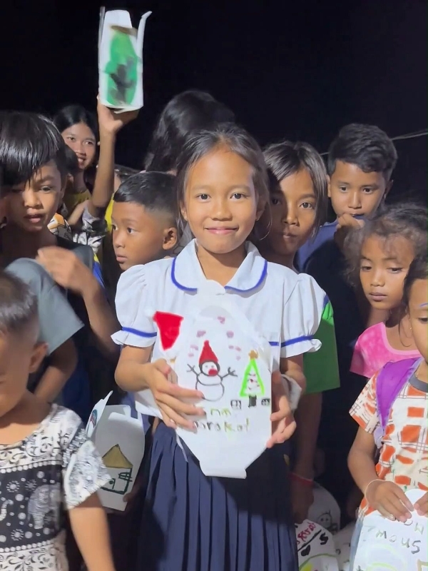 沢山の文房具をもらって満足気です