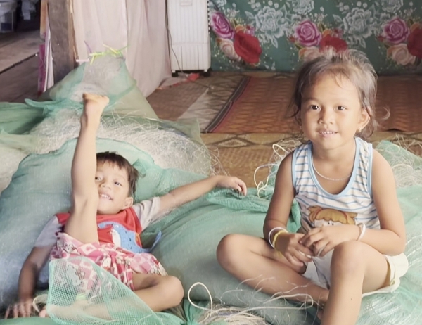 トレンサップ湖のご自宅拝見<br class=sp_only>で出会った子供達