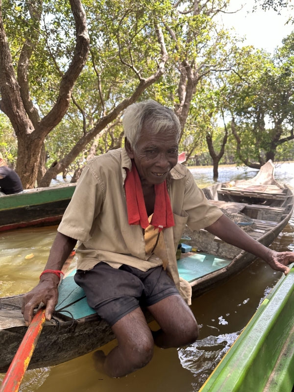 <br class=sp_only>トレンサップ湖に<br class=sp_only>長年住んでいるおじいちゃん