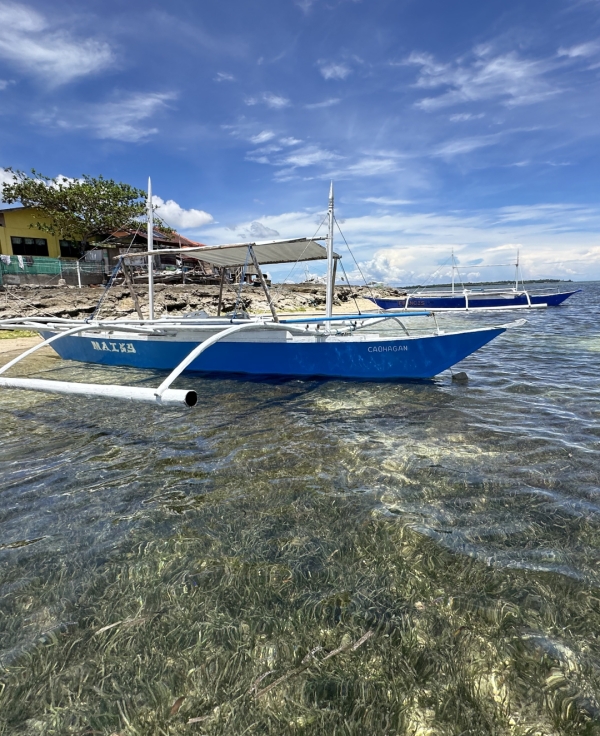 カオハガン島は離島なので、ボートで移動します。上陸には海の中を歩きます。