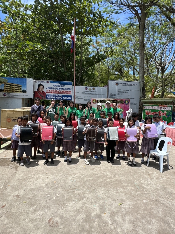 ランドセルを寄付したセレモニーの様子です。