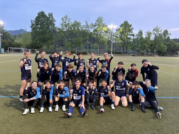 学校の先生にピアニカを説明