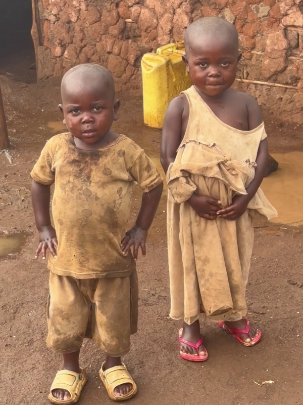 ウガンダの難民居住地の子供たち