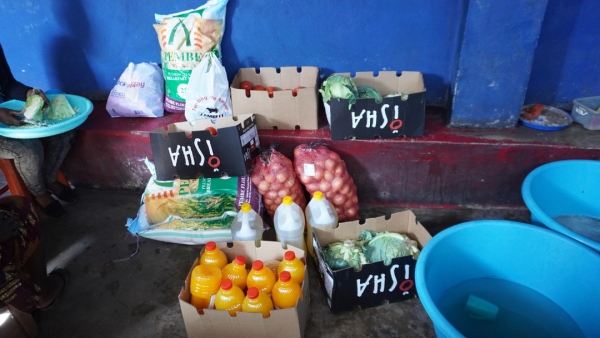 野菜と一緒に置かれているシマ ( Nshima )の袋、30kgあります