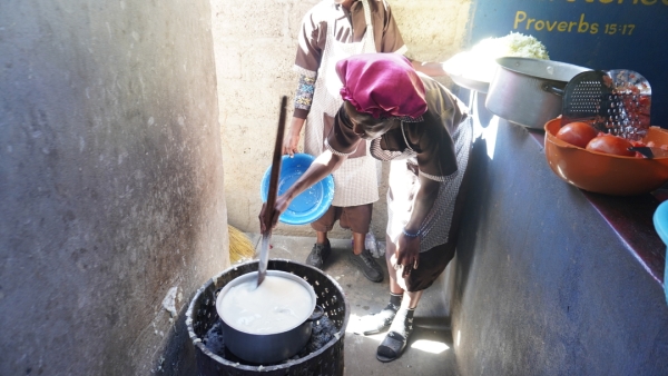 シマ ( Nshima )をおいしく作る秘訣は、愛情をこめて混ぜる事！だそうです