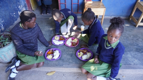 座って、手で食事を取ります。アフリカン スタイルです。