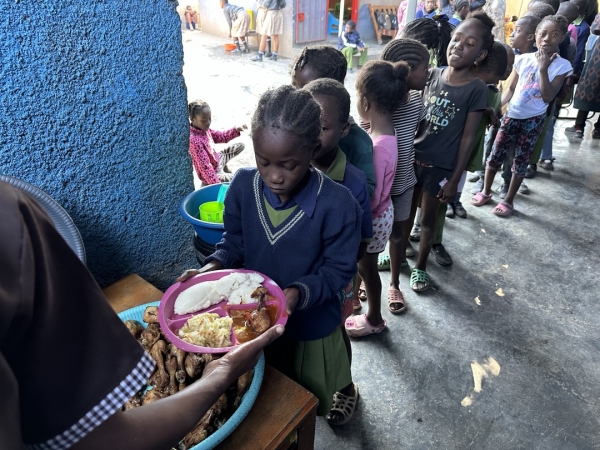 長蛇の列に並ぶ子供たち