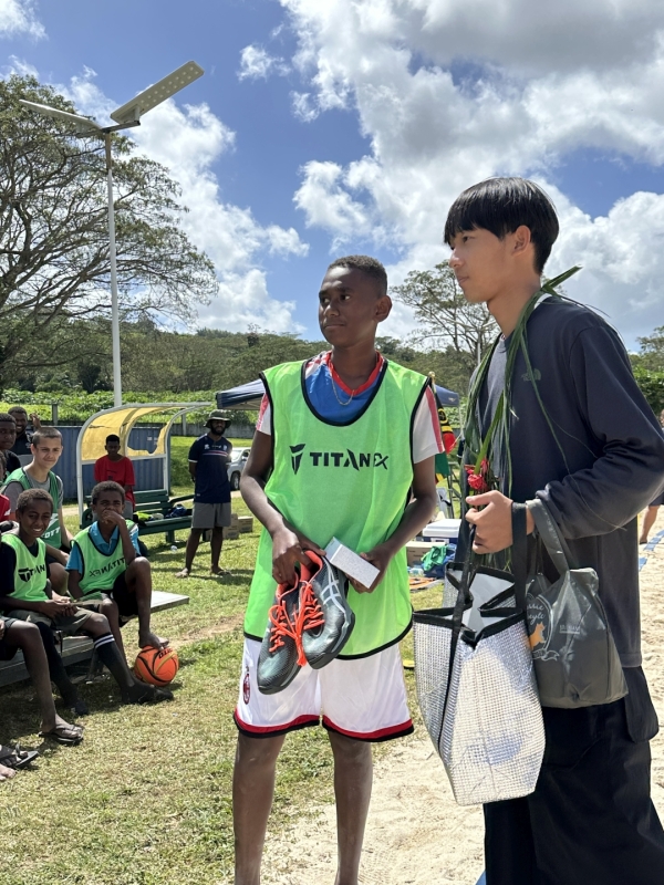 大阪府の茨木高校より寄付して頂いたシューズを贈呈させて頂きました