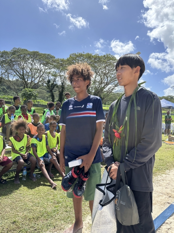 大阪府の茨木高校より寄付して頂いたシューズを贈呈させて頂きました