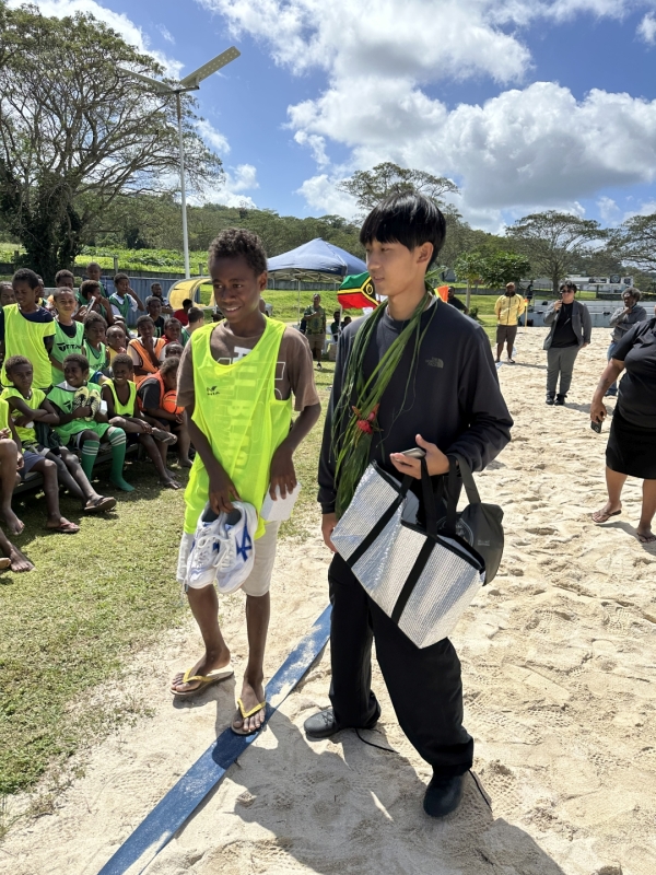大阪府の茨木高校より寄付して頂いたシューズを贈呈させて頂きました