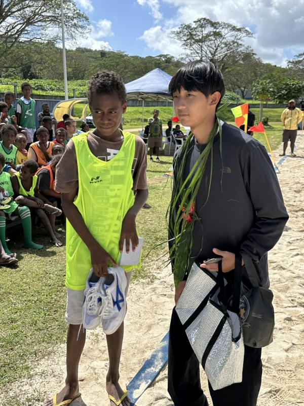 大阪府の茨木高校より寄付して頂いたシューズを贈呈させて頂きました
