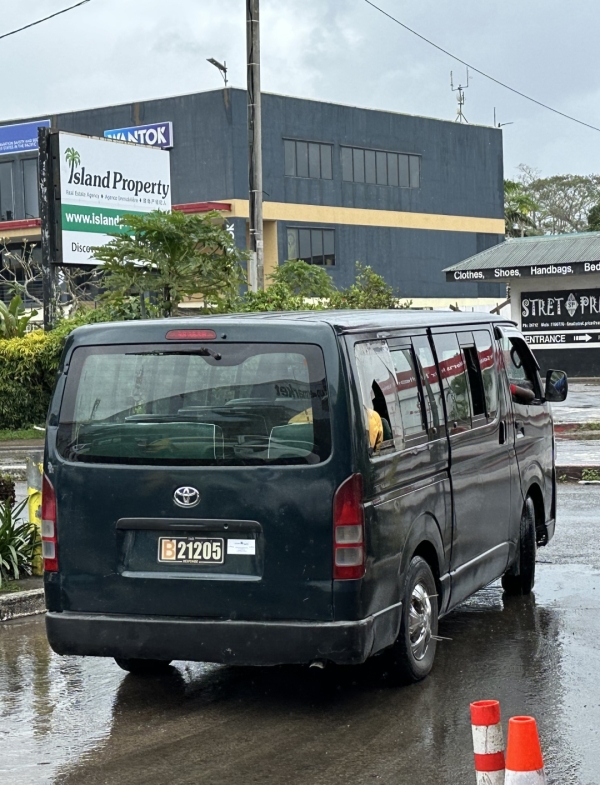 ナンバープレートに赤い文字でBと記載されていたら「バス」です。