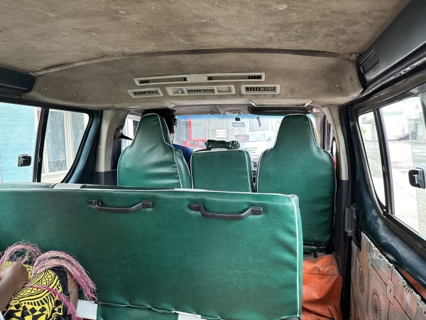 バスの車内。レトロな車から、新しい車まであります