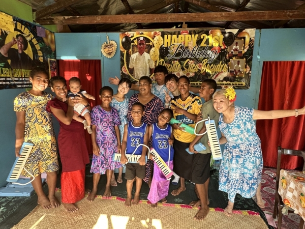 初めてのピアニカを持って嬉しそうな村の子供たちと記念撮影