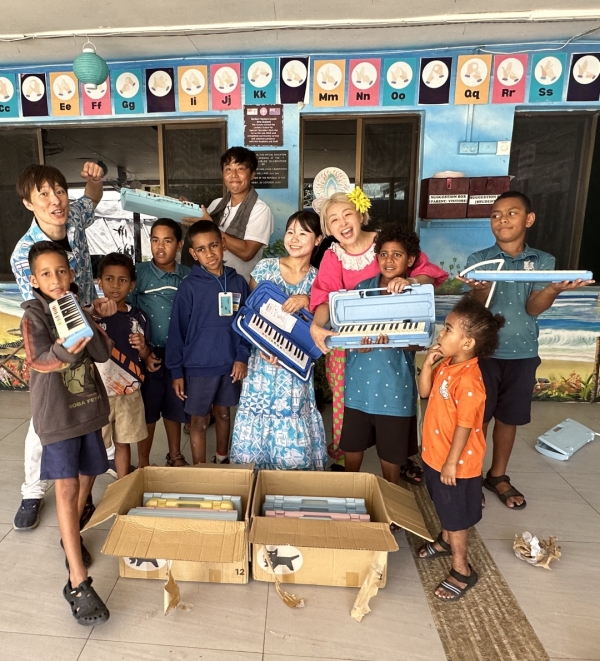 視察当日に届いた100本の鍵盤ハーモニカ！まるで奇跡のような出来事でした。