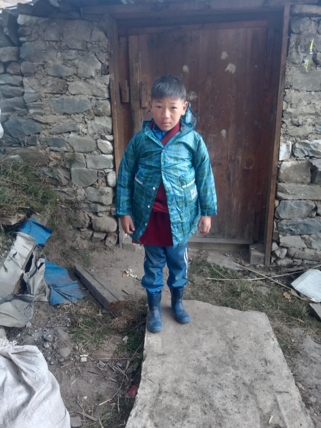 ブータン No 672 ブータン サクテン村より その4 雨具の寄付