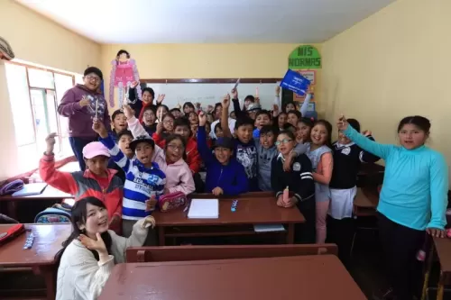 ボリビアの小学校に文房具を寄付