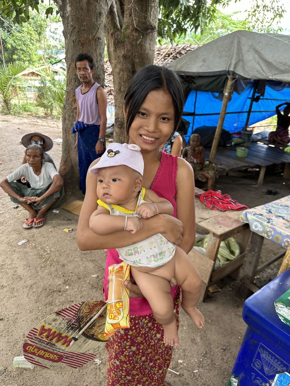 ミャンマーの内戦で故郷を追われキャンプに暮らす10代のお母さん