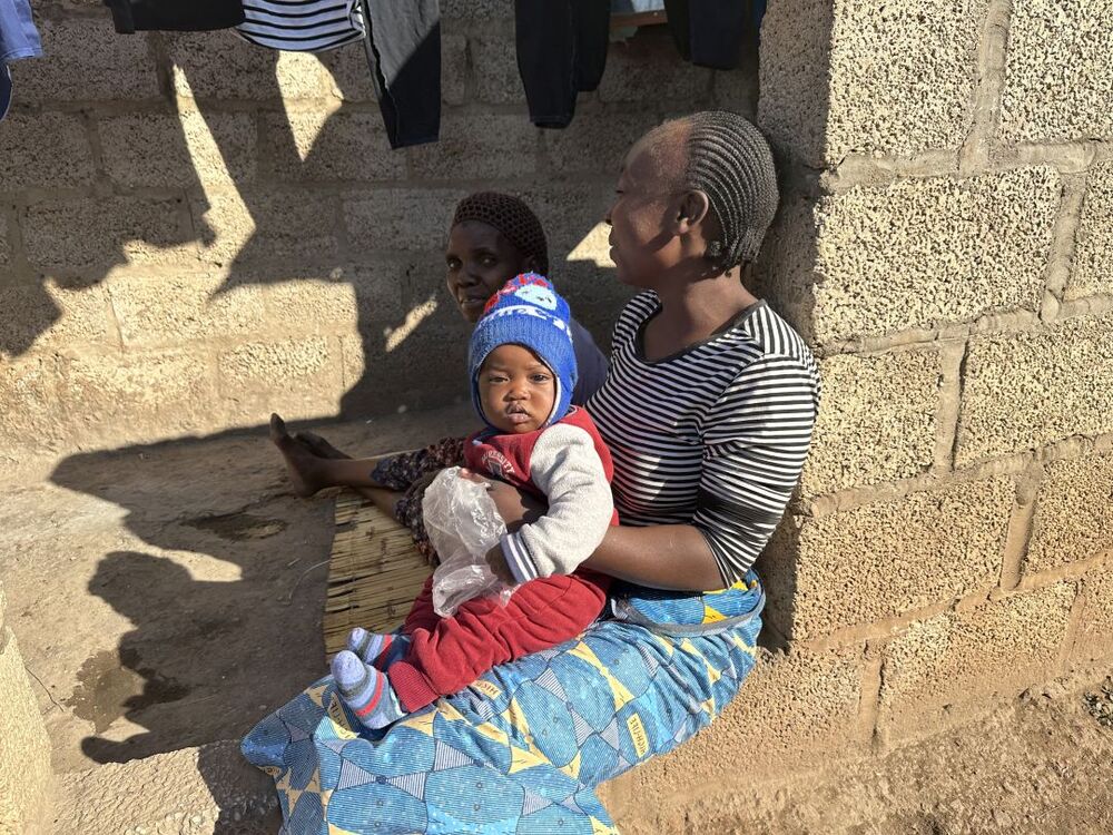 アフリカの南部、ザンビアのスラムで暮らすお母さんと子供