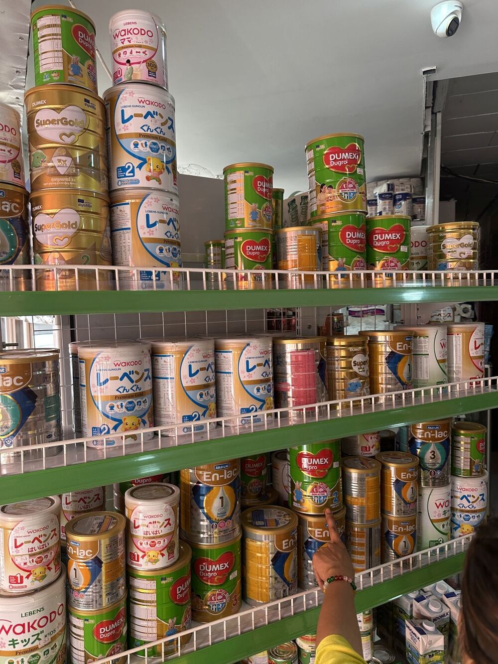 輸入される粉ミルクは、とても高級品です。