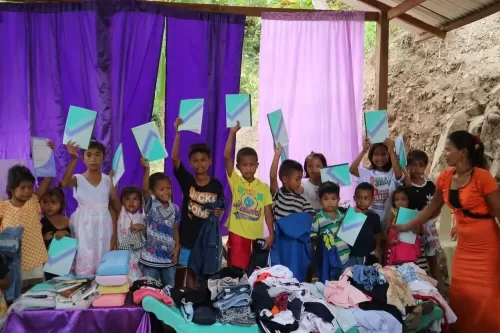 フィリピン・ミンダナオ島の南端・ジェネラルサントスで鉛筆やノートなどを寄付した際の写真です